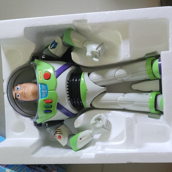 Buzz Lightyear Ultimate Talking Action Figure - Picture 7 of 15